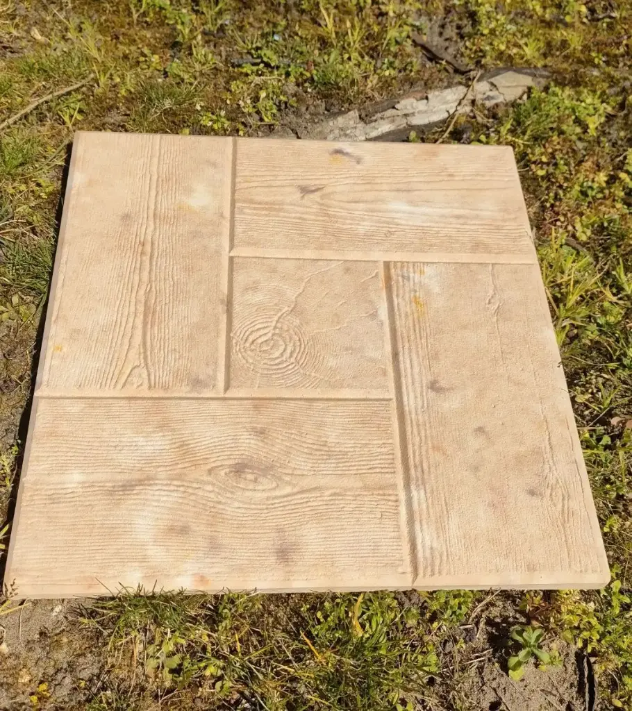 Wood-effect paving (30x30cm)